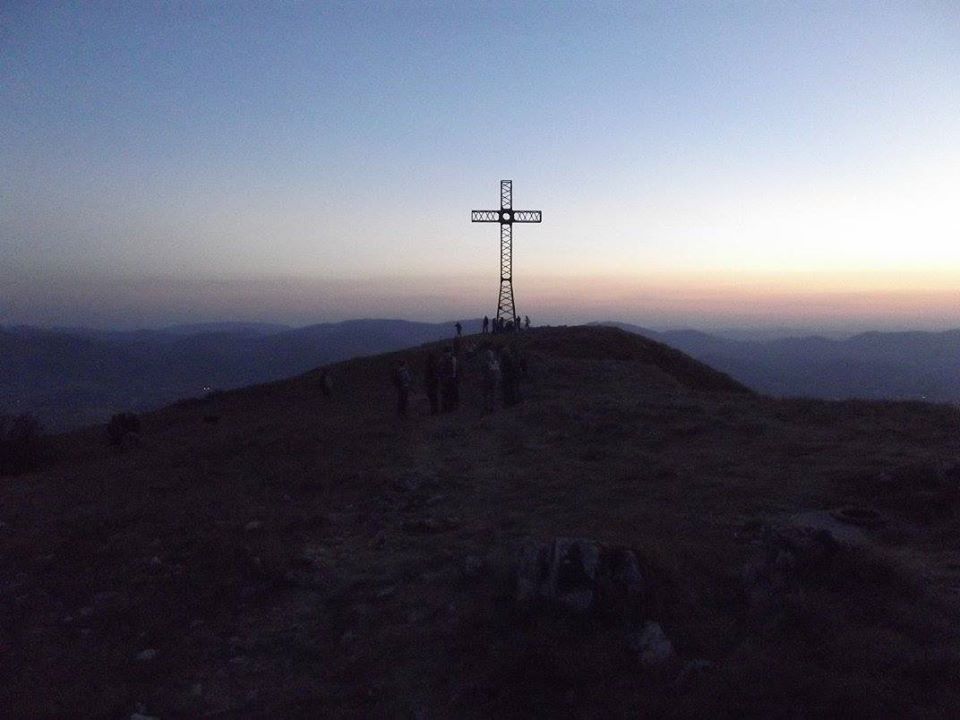 Tramonto e luna piena sulla vetta del San Vicino