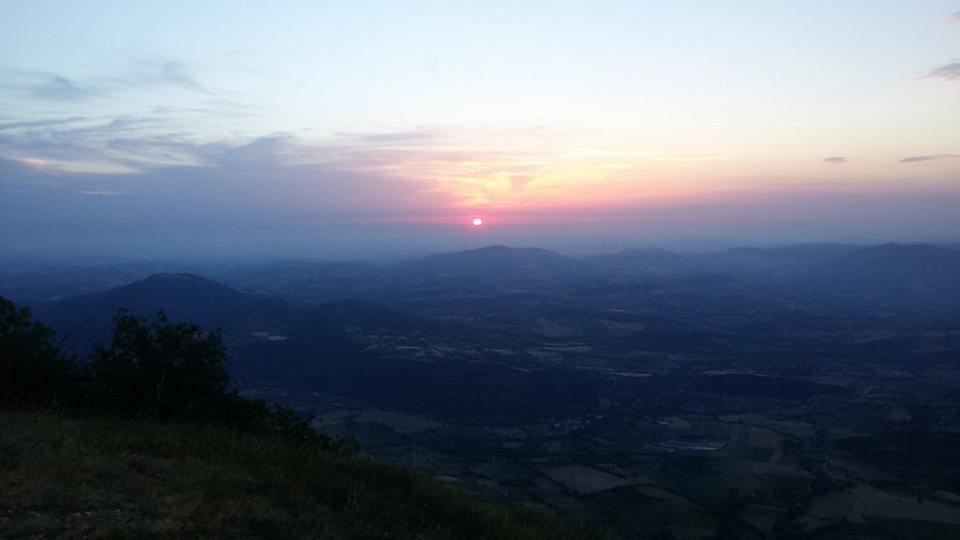 Il tramonto dal cima del Monte Nerone