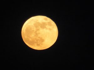 Alba della luna piena dalle colline di Senigallia