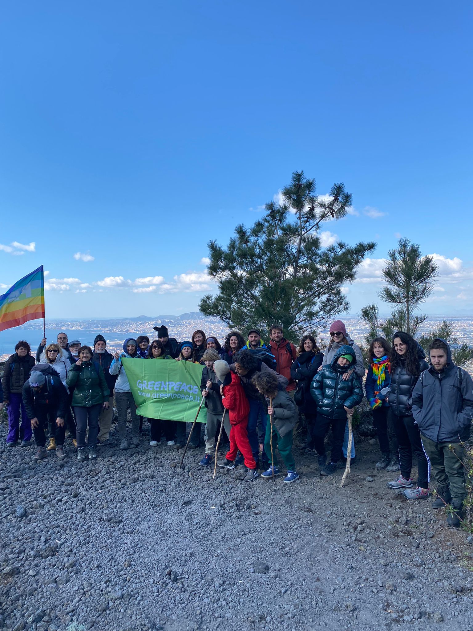 La marcia della pace al Parco nazionale del Vesuvio, organizzata dalle guide AIGAE (Associazione Italiana Guide Ambientali Escursionistiche) della Campania, in un territorio simbolo di Biodiveristà e Resilienza