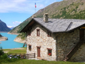 Trekking al Rifugio Prarayer: escursione panoramica lungo il lago turchese di Place-Moulin